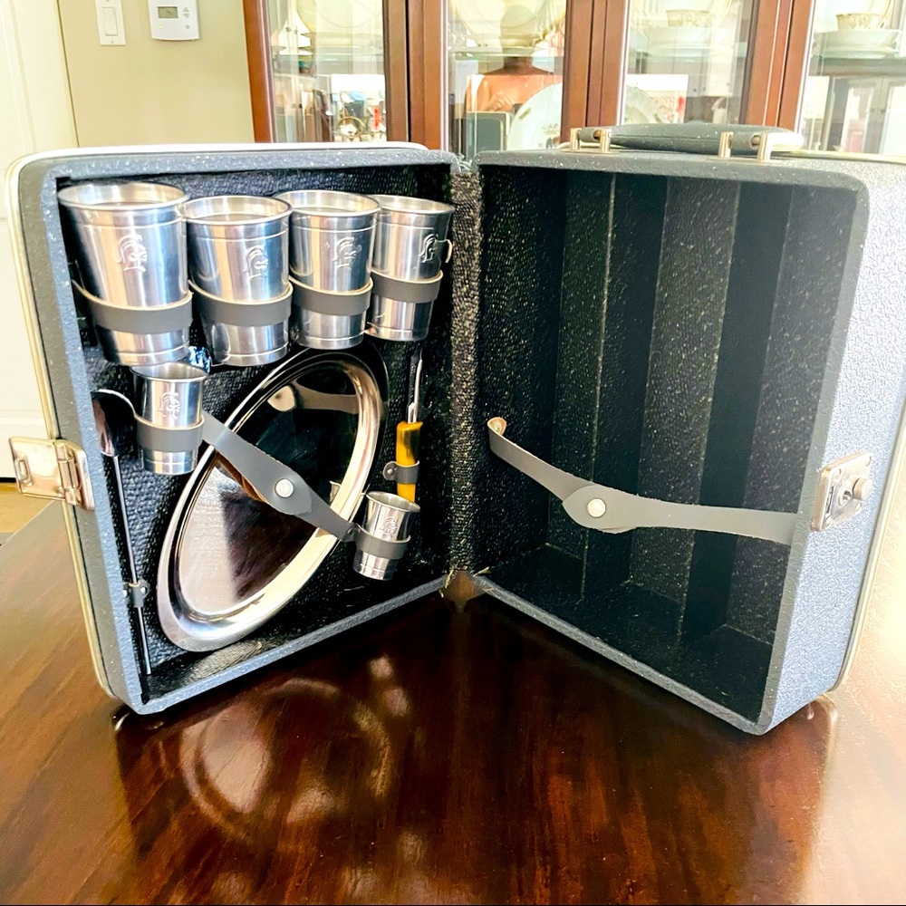 Vintage Travel Bar - Complete in Excellent Condition - Mid-60s
